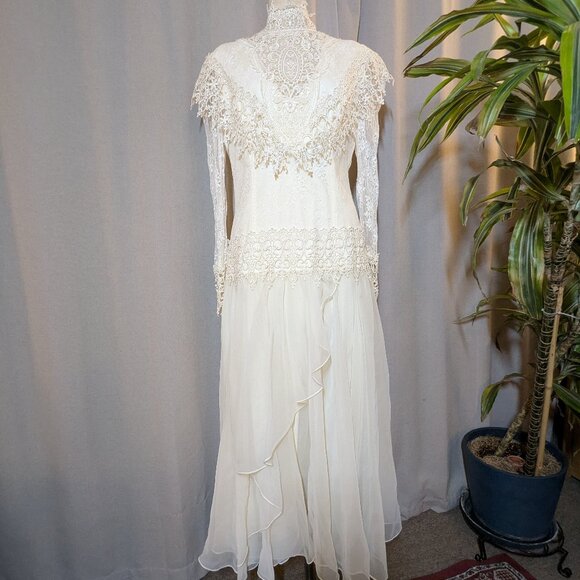 Jessica McClintock Ivory Lace Bridal Gown - Picture 1 of 15